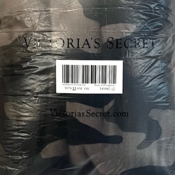 NWT PINK VICTORIA’S SECRET CAMOUFLAGE SHERPA BLANKET - Picture 3 of 3